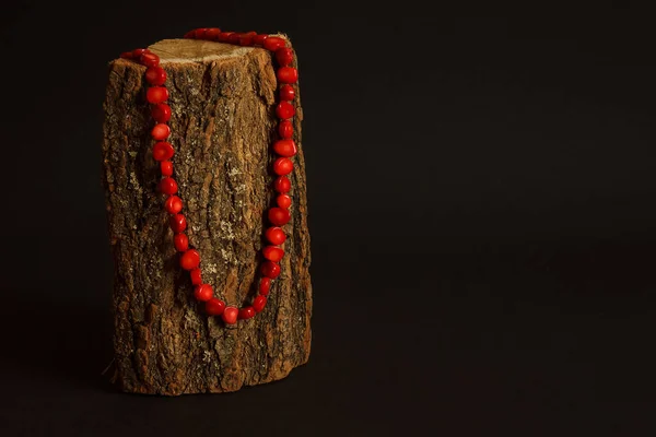 Collar Coral Rojo Sobre Una Superficie Madera Fondo Oscuro Con — Foto de Stock