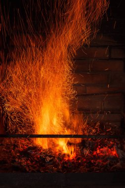 Şöminede ateş ve kıvılcımlar. Uzun pozlama. Ateşin dokusu. Arkaplan