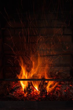 Şöminede ateş ve kıvılcımlar. Uzun pozlama. Ateşin dokusu. Arkaplan
