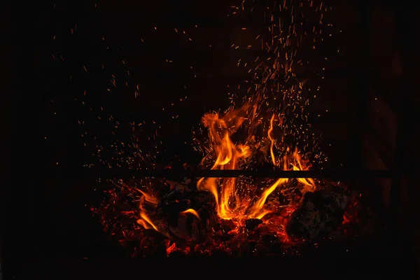 Φωτιά Και Σπίθες Στο Τζάκι Μεγάλη Έκθεση Υφή Της Φωτιάς — Φωτογραφία Αρχείου