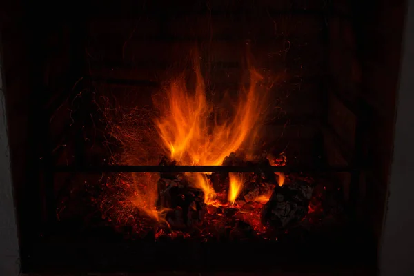Şöminede Ateş Kıvılcımlar Uzun Pozlama Ateşin Dokusu Arkaplan — Stok fotoğraf
