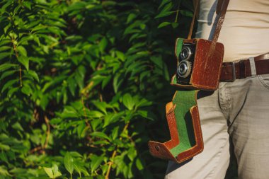 Klasik analog kamerası olan bir kız. Boşluğu kopyala..