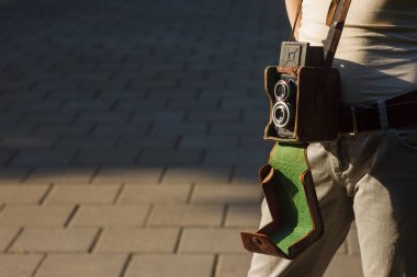 Klasik analog kamerası olan bir kız. Boşluğu kopyala.