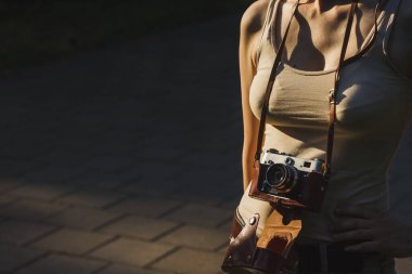 Analog kameralı bir kadın. Boşluğu kopyala.