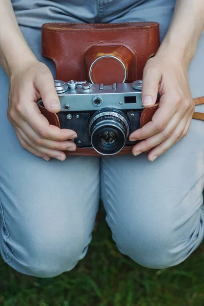 Dziewczyna Analogową Kamerą Rękach Kamera Filmowa Zbliżenie — Zdjęcie stockowe