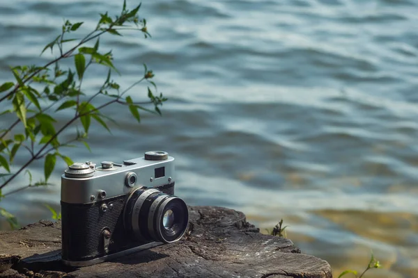 Vintage Analog Camera Lies Stump Next Water Background — Stock Photo, Image
