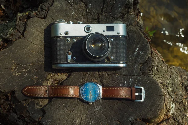 Vintage Analog Camera Watch Leather Strap Lying Stump Next Water — Stock Photo, Image