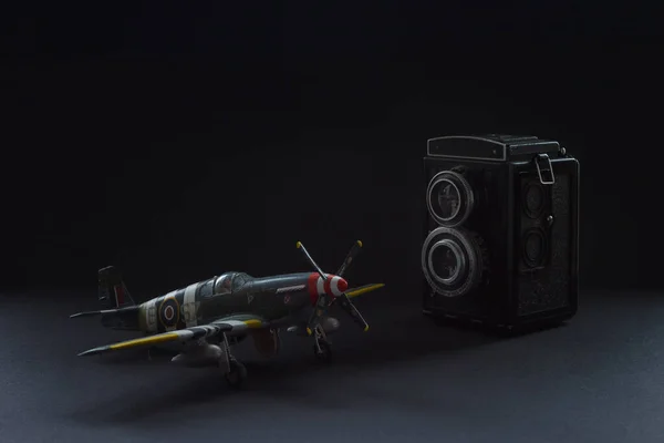 Масштабна Модель Винищувача Літаків Старої Аналогової Плівкової Камери Натюрморт Темний — стокове фото