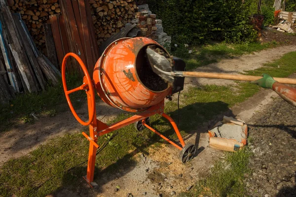 Betonnen Mixer Bouwplaats Bouwer Giet Zand Een Betonmolen Creëren Van — Stockfoto