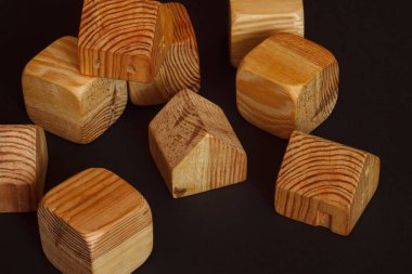 Çocuklar için tahta yapı taşları. Koyu arkaplanda tahta küplerden yapılmış oyuncak binası