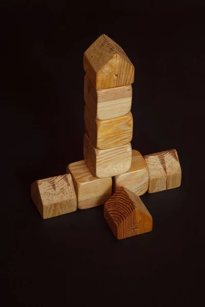 Деревянные Строительные Блоки Детей Игрушечное Здание Деревянных Кубиков Темном Фоне — стоковое фото