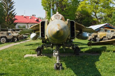 Eski bir savaş uçağı parçası. Terk edilmiş askeri teçhizat parkı