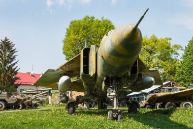 Bitkilerin arasında eski bir jet uçağı. Terk edilmiş askeri teçhizat parkı