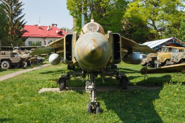 Eski Sovyet savaş uçağı. Terk edilmiş askeri teçhizat parkı