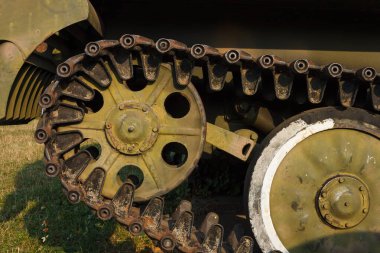 Tankın tekerlekleri ve izleri. Askeri donanım geçmişi. Yakın plan.