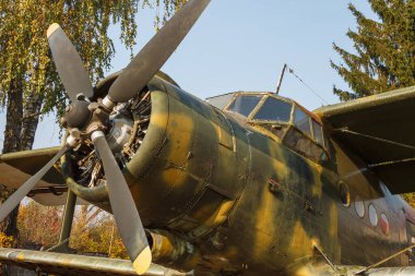 Kokpit ve uçak gövdesi eski Sovyet çift kanatlı uçağının detayları..