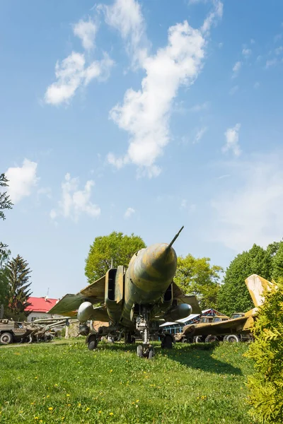 Старый Советский Истребитель Парковка Брошенной Военной Техники — стоковое фото