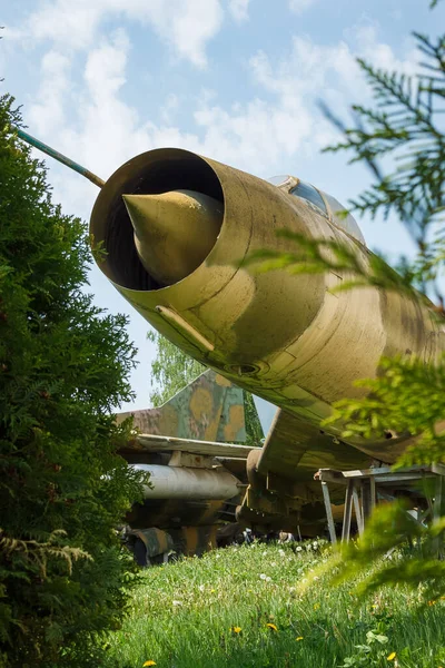 Fragmento Uma Fuselagem Avião Caça Jato Velho Entre Fábricas — Fotografia de Stock