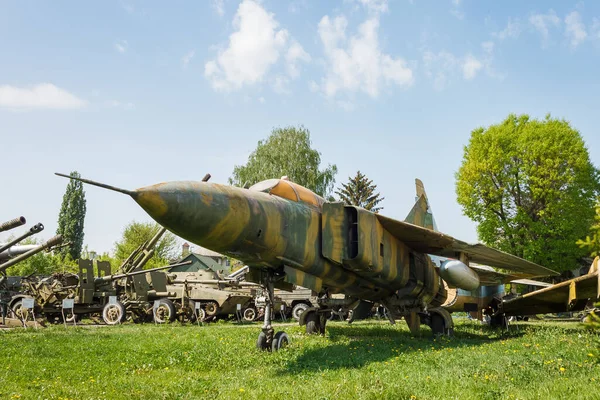 Старый Советский Истребитель Парковка Брошенной Военной Техники — стоковое фото