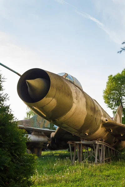 Fragmento Uma Fuselagem Avião Caça Jato Velho Entre Fábricas — Fotografia de Stock