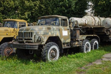 Lutsk, Ukrayna - 11 Ağustos 2019: Eski ve terk edilmiş Sovyet askeri kamyonu 