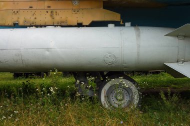 Askeri bir uçağın yakıt deposu askıya alındı. Eski Sovyet jet bombacısının tasarım unsurları ve detayları..