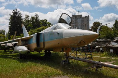 Lutsk, Ukrayna - 11 Ağustos 2019: öğlen güneşiyle aydınlatılmış eski Sovyet jet bombacısı. Su-24