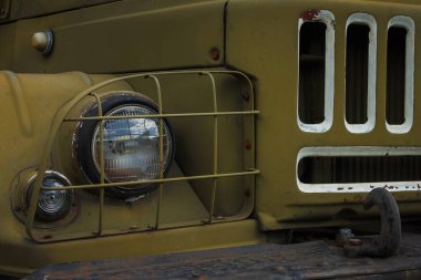 Eski bir Sovyet askeri aracının farları. Araba detayı. Yakın plan.
