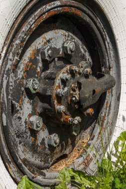 Eski bir Sovyet kamyonunun eski ve paslı tekerleği.