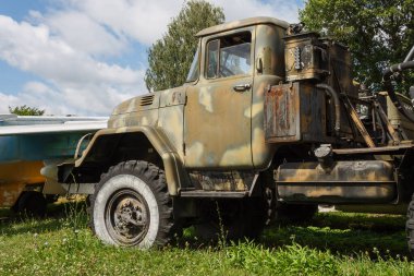 Lutsk, Ukrayna - 11 Ağustos 2019: Eski bir Sovyet askeri kamyonunun kamarasının parçası.