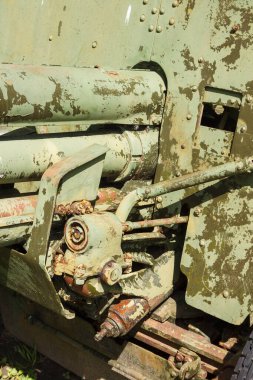 Topçu silahının ayrıntıları. Kamuflaj yüzeyi, pul pul boyanmış ve zırhında perçin var. Askeri donanım geçmişi. Yakın plan.