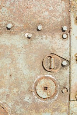 Eski Sovyet tankının detayları. Askeri yeşil kamuflaj metal arka planı