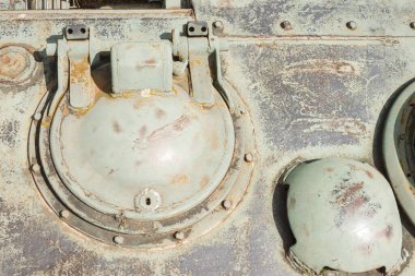 Eski Sovyet tankının detayları. Askeri yeşil kamuflaj metal arka planı