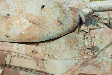 Eski bir tankın kulesi. Eski Sovyet tankının tasarım unsurları ve detayları. Askeri yeşil kamuflaj metal arka planı