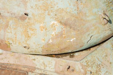 Eski bir tankın kulesi. Eski Sovyet tankının detayları. Askeri yeşil kamuflaj metal arka planı