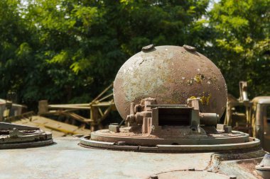 Eski bir tankın kulesi. Tank kapağını aç. Eski Sovyet tankının detayları. Askeri yeşil kamuflaj metal arka planı