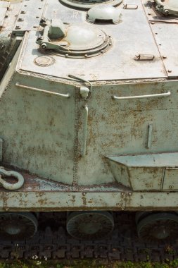 Eski Sovyet ağır top güdümlü ISU-152 'nin tasarım unsurları ve detayları. Askeri yeşil kamuflaj metal arka planı