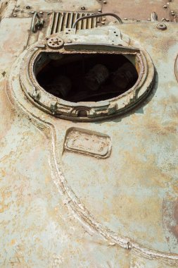 Eski bir tankın kulesi. Tank kapağını aç. Eski Sovyet tankının detayları. Askeri yeşil kamuflaj metal arka planı