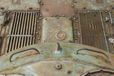 Eski bir tankın kulesi. Eski Sovyet tankının detayları. Yastıklı tank. Askeri yeşil kamuflaj metal arka planı