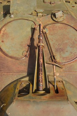 Bir top ve Sovyet zırhlı personel taşıyıcısının makineli tüfeği olan kule. Askeri teçhizat detayları. Üst Manzara. Yakın plan.