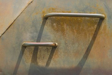 Bir savaş aracının zırhına monte edilmiş. Eski Sovyet zırhlı personel taşıyıcısının tasarım unsurları ve detayları. Askeri yeşil kamuflaj metal arka planı