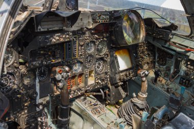 Lutsk, Ukrayna - 11 Ağustos 2019 Sovyet jet bombardıman uçağı Su-24 'ün kabininin iç detayları. 