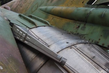 Eski bir jet uçağının gövdesinin parçası. 