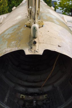 Sovyet jet bombardıman uçağının gövdesinin arkasında. Havacılık geçmişi. Askeri metal geçmişi var. Yakın plan.