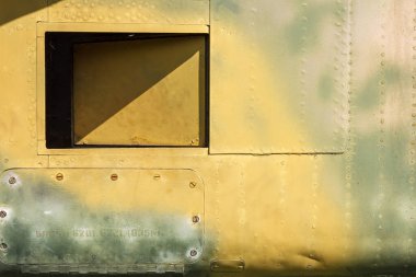 Eski bir kamuflaj yüzeyinin ayrıntıları. Askeri bir uçağın üzerinde deri dökülmüş boya var. Eski bir jet uçağının gövdesinin parçası.