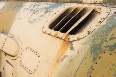 Eski bir kamuflaj yüzeyinin ayrıntıları. Askeri bir uçağın üzerinde deri dökülmüş boya var. Eski bir jet uçağının gövdesinin parçası.
