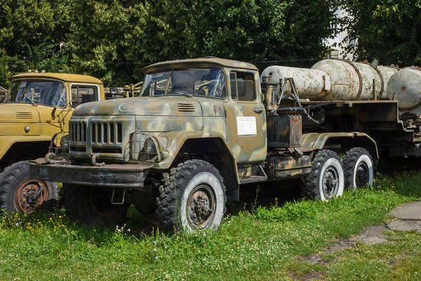 Lutsk, Ukrayna - 11 Ağustos 2019: Eski ve terk edilmiş Sovyet askeri kamyonu 