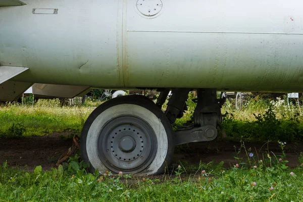 Opgehangen Brandstoftank Een Militair Vliegtuig Design Elementen Details Van Oude — Stockfoto