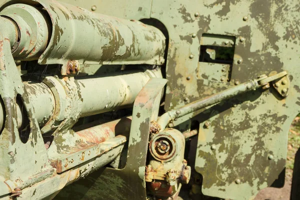 砲兵砲の詳細 鎧の剥離塗料やリベットでカモフラージュ表面 軍事装備の背景 — ストック写真