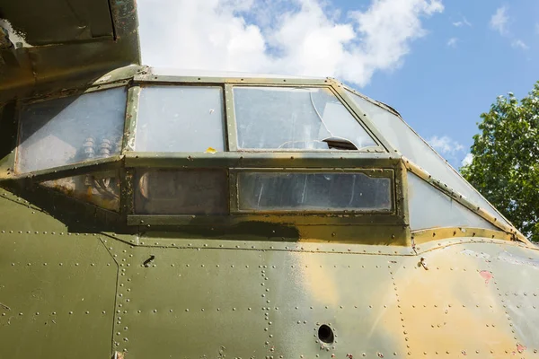 Cockpit Och Flygplanskroppen Detaljer Gamla Plan Himlen Bakgrund Gammal Kamouflageyta — Stockfoto